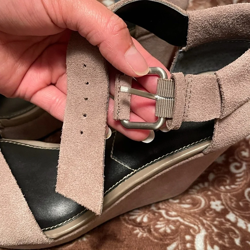 Charles David Grey/Taupe Suede wedge sandals.in size 6.5. - Picture 5 of 10